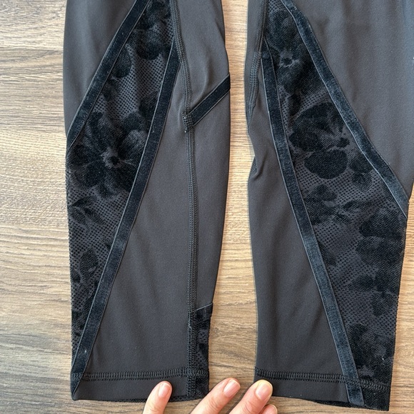 Lululemon Lululemon Wunder Under High-Rise Tight Flocked 28" in Sz 6 - Picture 7 of 16